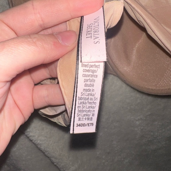 Gently used Victorias secret lined perfect coverage size 34DD bra. - Picture 3 of 3